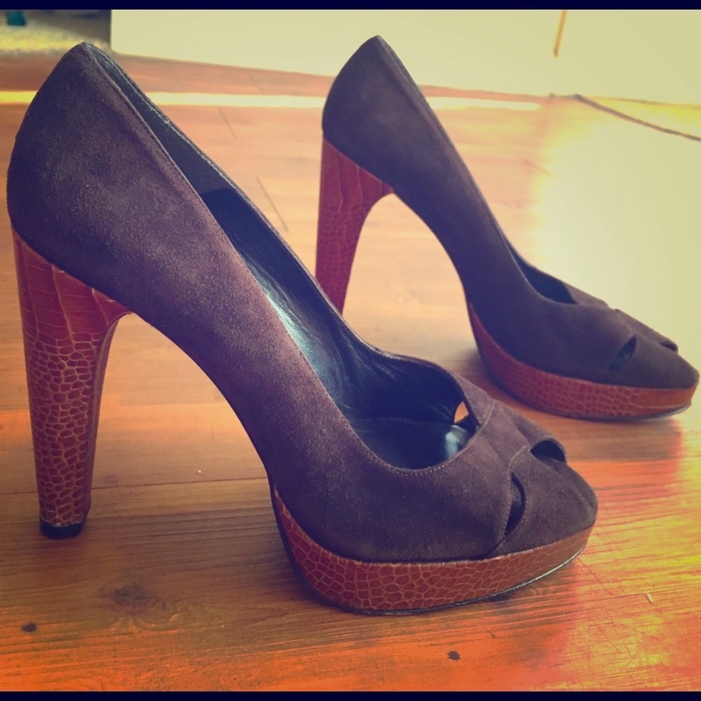 Stuart Weitzman chocolate suede peep toe pumps 🍫